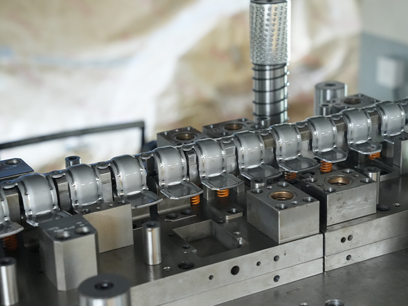 Cosa succede all'interno di una fabbrica per realizzare parti di timbratura in metallo?